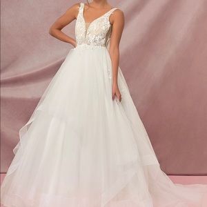 Brand New Tags wedding dress/gown. Size 6.